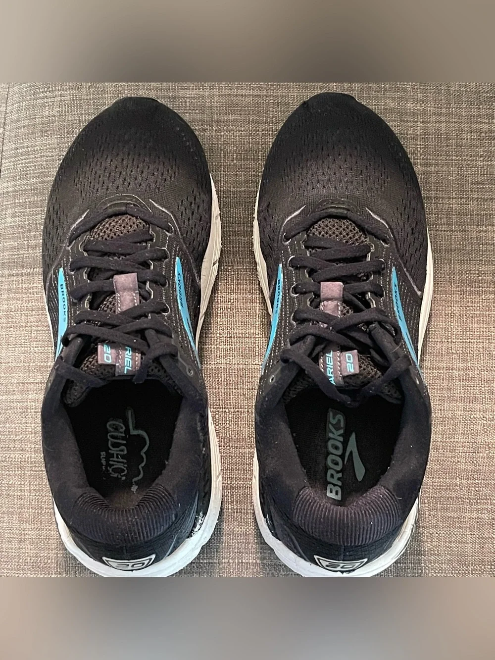 Women’s Brooks Ariel 20, max black 10.5 D athletic shoes. Great condition.!